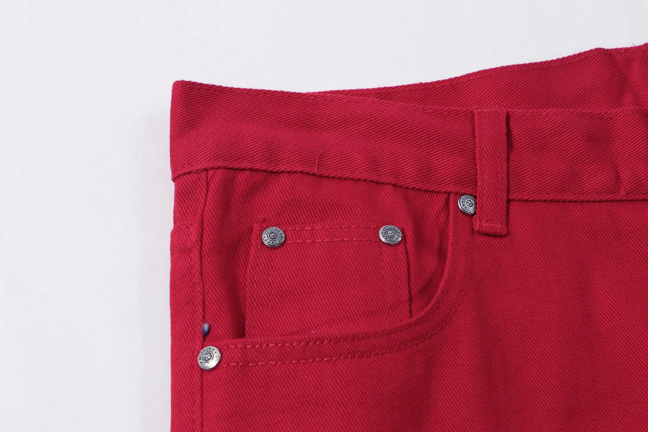P280 Style number: H91 Croxin & 𝐂𝐡𝐫𝐨𝐦𝐞 𝐇𝐞𝐚𝐫𝐭 ss25 red cow king oversized leather jeans. Styles with different washed textures are very friendly to people with thin legs. The slightly flared version perfectly modifies the leg shape. The timeless and moderate length makes it easy to match and match. It is the basis for various styles and is a must-have in your wardrobe! The fabric is stiff but also makes the upper body soft without losing texture. The washing process is even more perfect. It is a must-have item for everyone! ! ! Washed wheat, hang tag, pants label, three labels complete Color: blue Size: 28-30-32-34